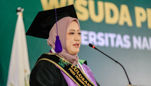 <strong>Ketekunan Nurhaeni, di Usia  42 Tahun Jadi Lulusan Terbaik</strong>