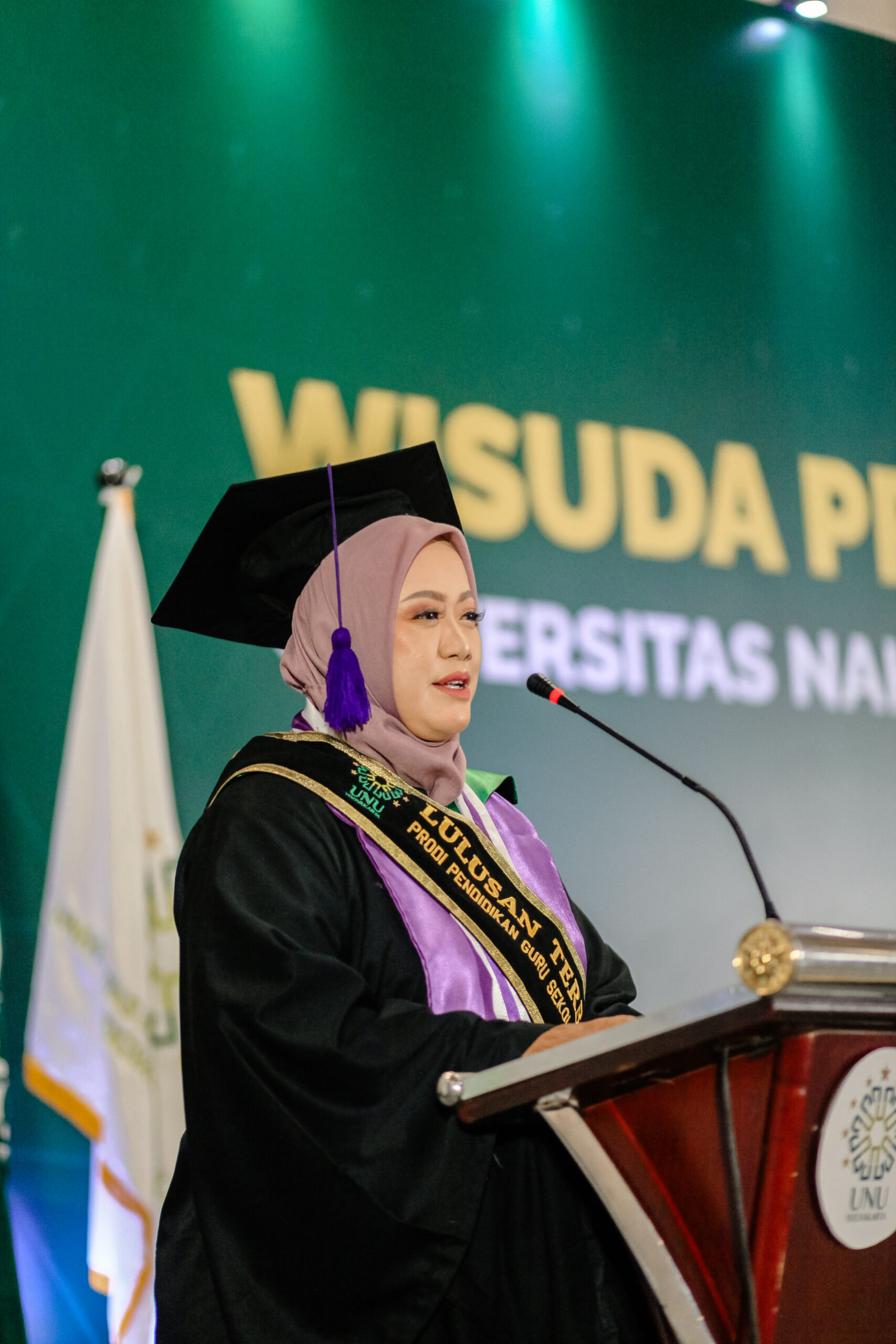 <strong>Ketekunan Nurhaeni, di Usia 42 Tahun Jadi Lulusan Terbaik</strong>