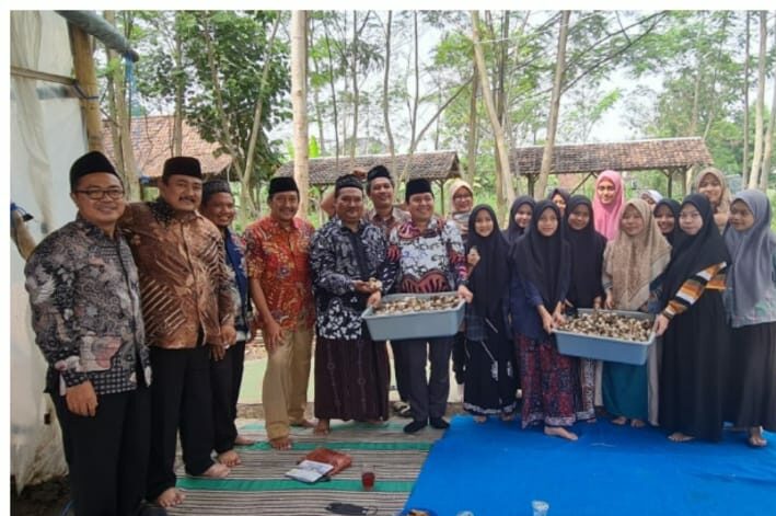 Panen Jamur di Pesantren