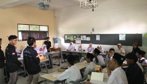 <strong>Robot Elektro Beraksi di MA Diponegoro</strong>