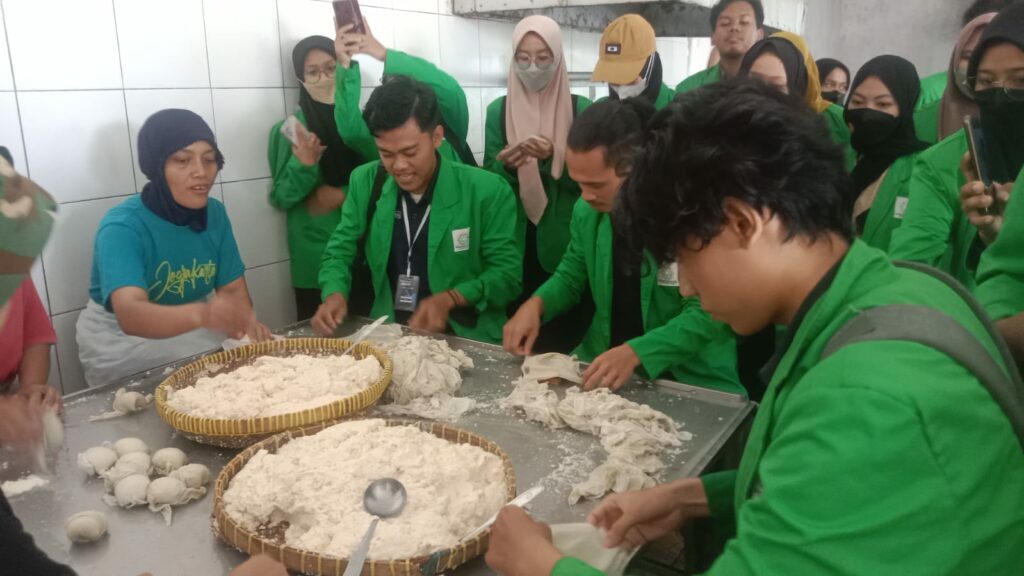 Mahasiswa FE Lakukan kunjungan Industri