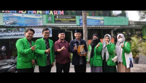 Mahasiswa PGSD dan PBI Berkarya Bersama Masyarakat