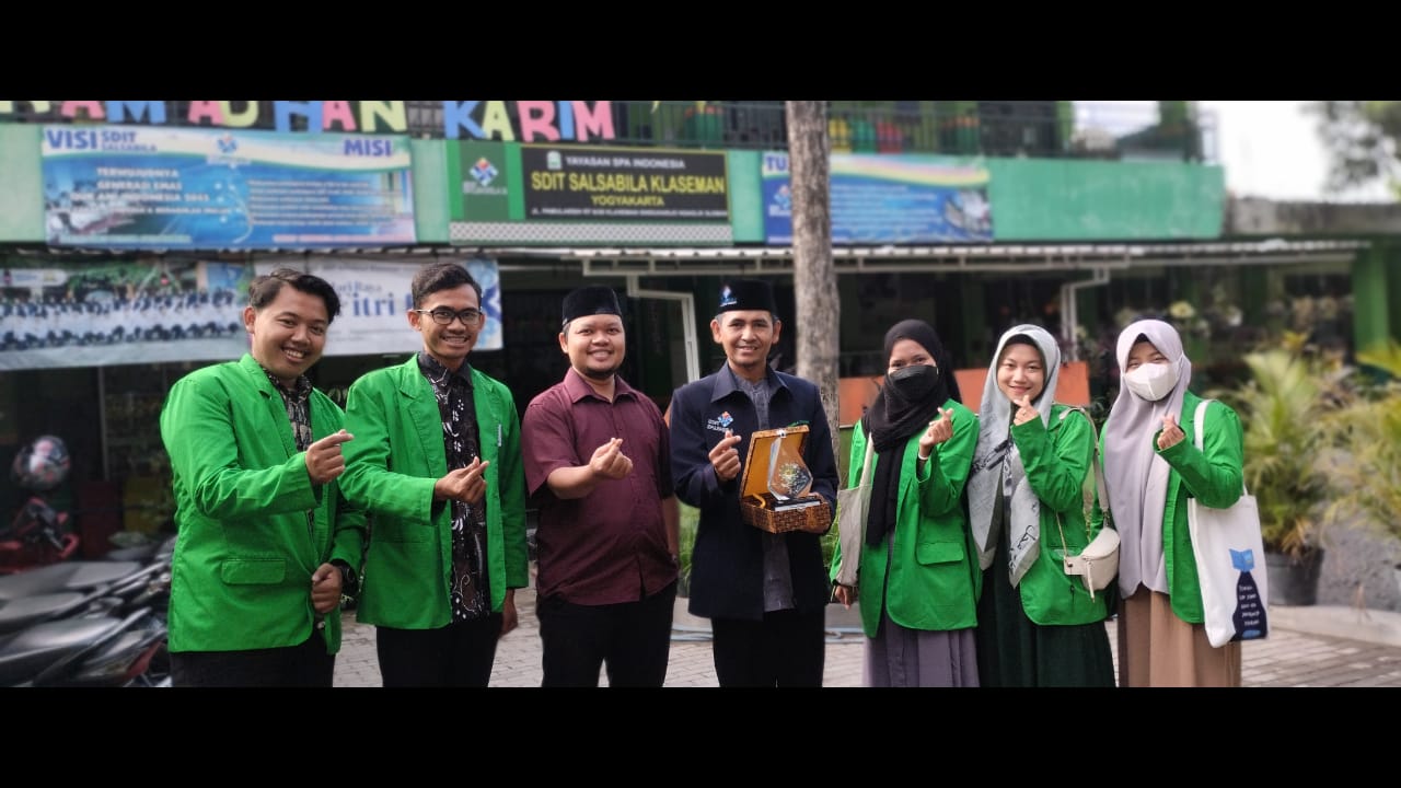 Mahasiswa PGSD dan PBI Berkarya Bersama Masyarakat