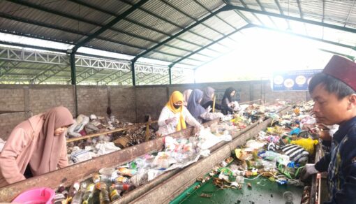 Tak Cemas Atasi Sampah Bersama Pesantren EMAS