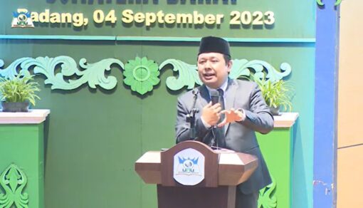 Rektor UNU Jogja Sampaikan Orasi Ilmiah di Wisuda Perdana UNU Sumatera Barat