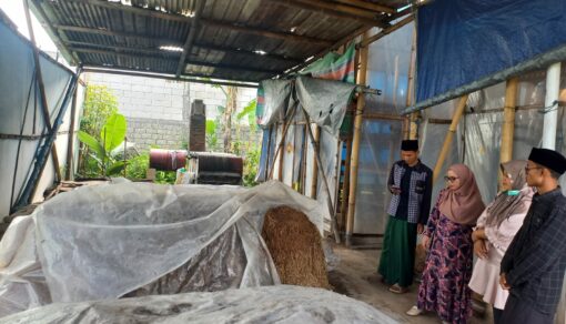 Manfaatkan Teknologi Internet of Things. Dosen dan Mahasiswa UNU Jogja Bersama Tingkatkan Produksi Jamur Merang di PP Anwar Futuhiyyah D.I Yogyakarta